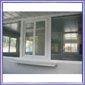 Oficina prefabricada con ventanilla interior para recepción de clientes 